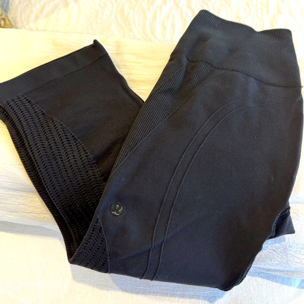 Lululemon Athletica Cropped Yoga Legging - Size 4 - Color Black - LIKE NEW